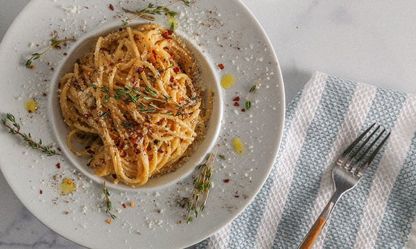 Creamy Cacio e pepe Pasta with Chili Flakes & Thyme